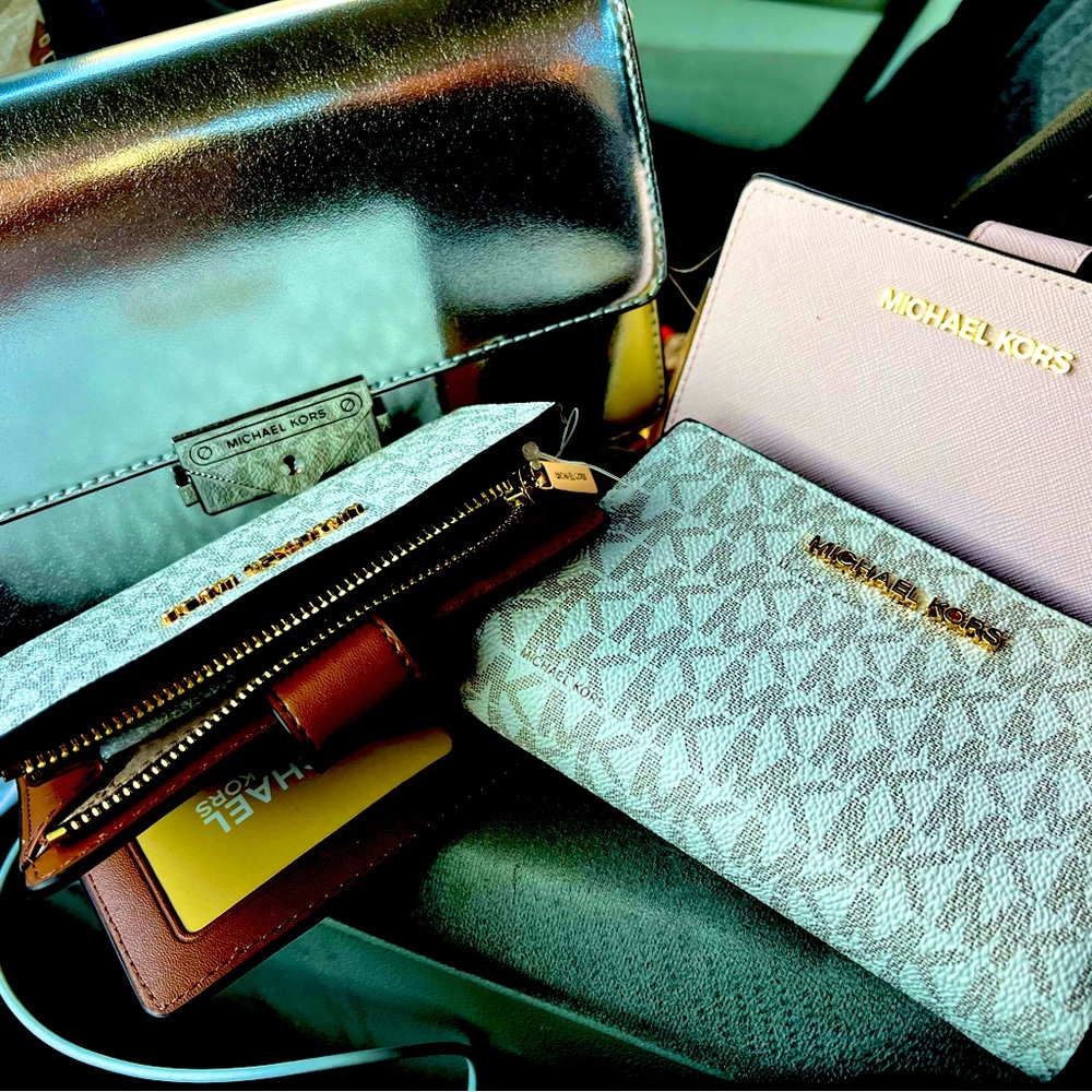 🔥MICHAEL KORS- $65 wallets🔥